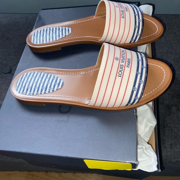 LV Escale Lock It Flat Mule - Picture 2 of 4